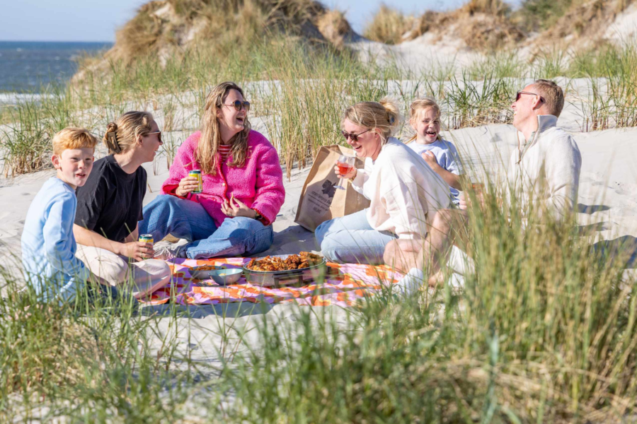 Ameland pan lachen tijdens picknick